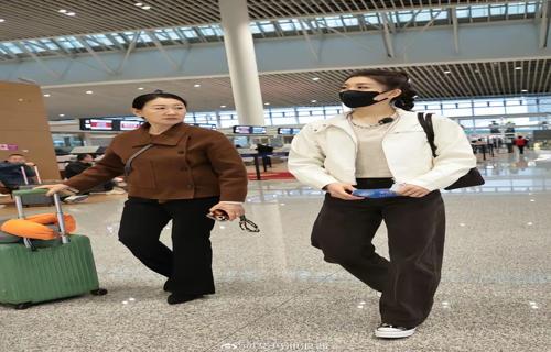 许佳琪身着绿装书卷低眉笑颜清